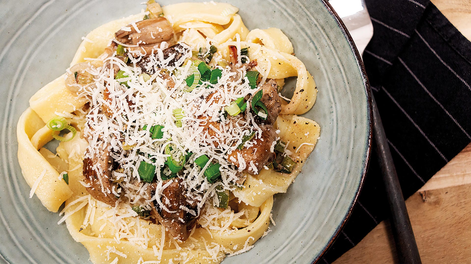 Kartoffel-Tagliatelle mit Pilz-Rahm-Sauce: Der Kartoffelteig macht die Pasta besonders bissfest.