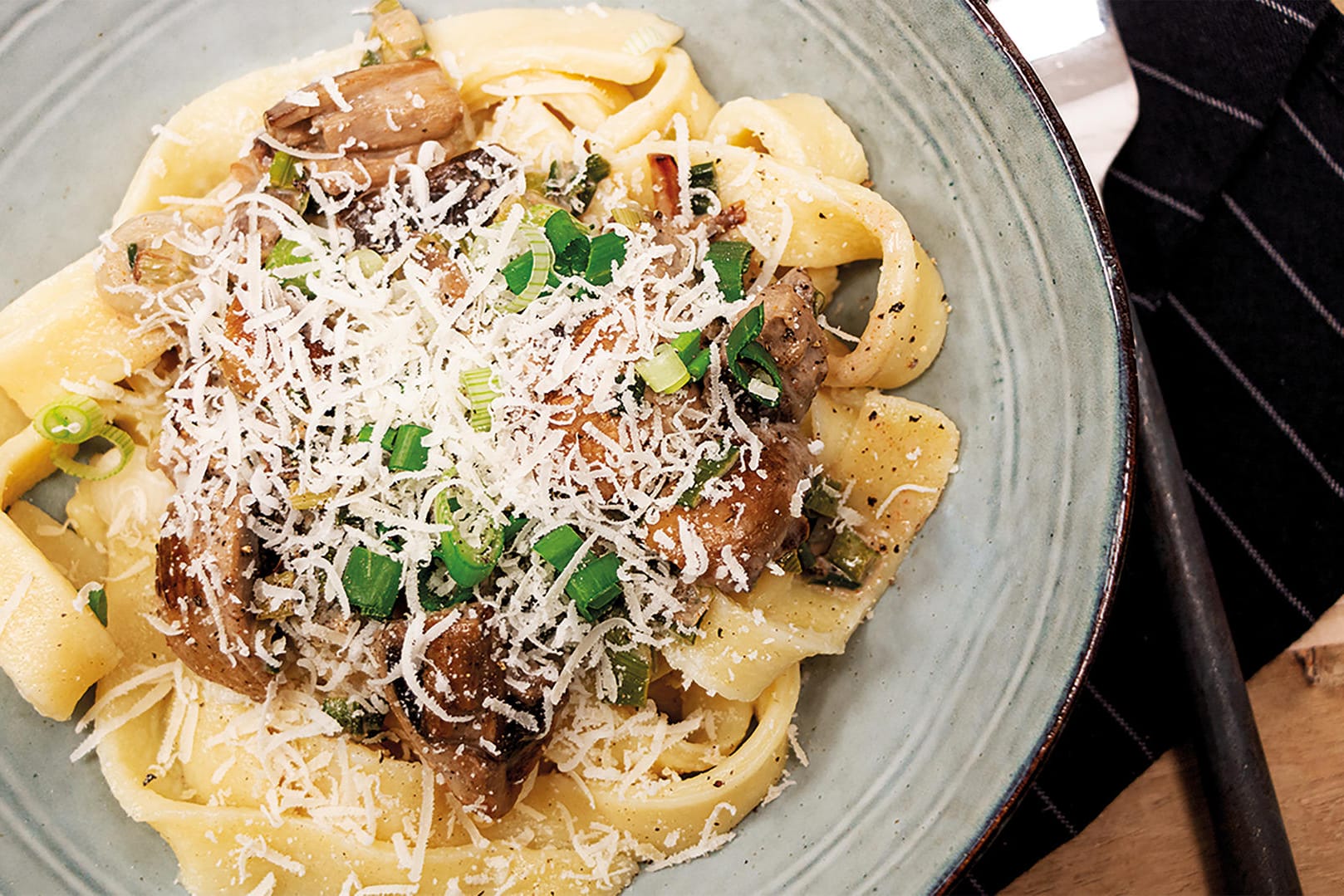 Kartoffel-Tagliatelle mit Pilz-Rahm-Sauce: Der Kartoffelteig macht die Pasta besonders bissfest.