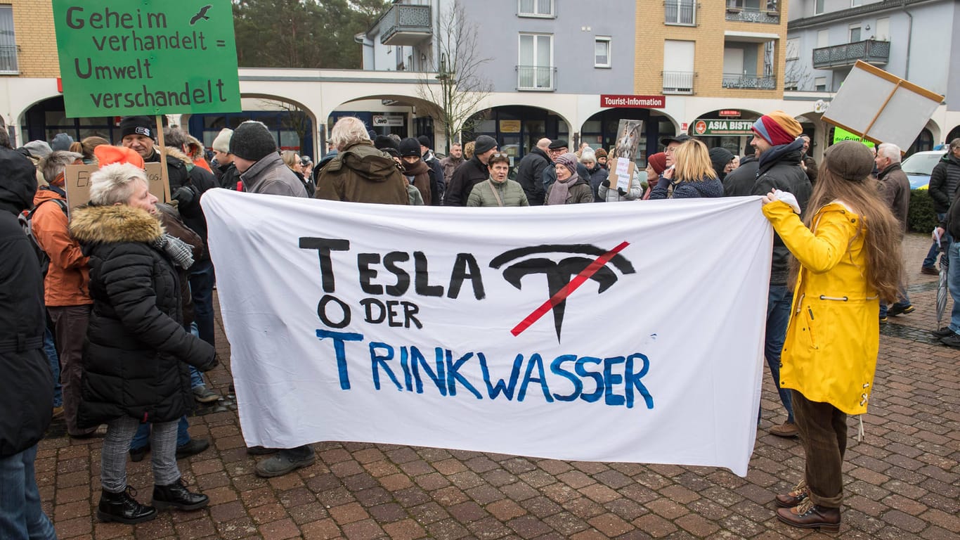 Demonstration gegen Tesla in Grünheide: Von der Ansiedlung des E-Autobauers sind nicht alle Anwohner begeistert.