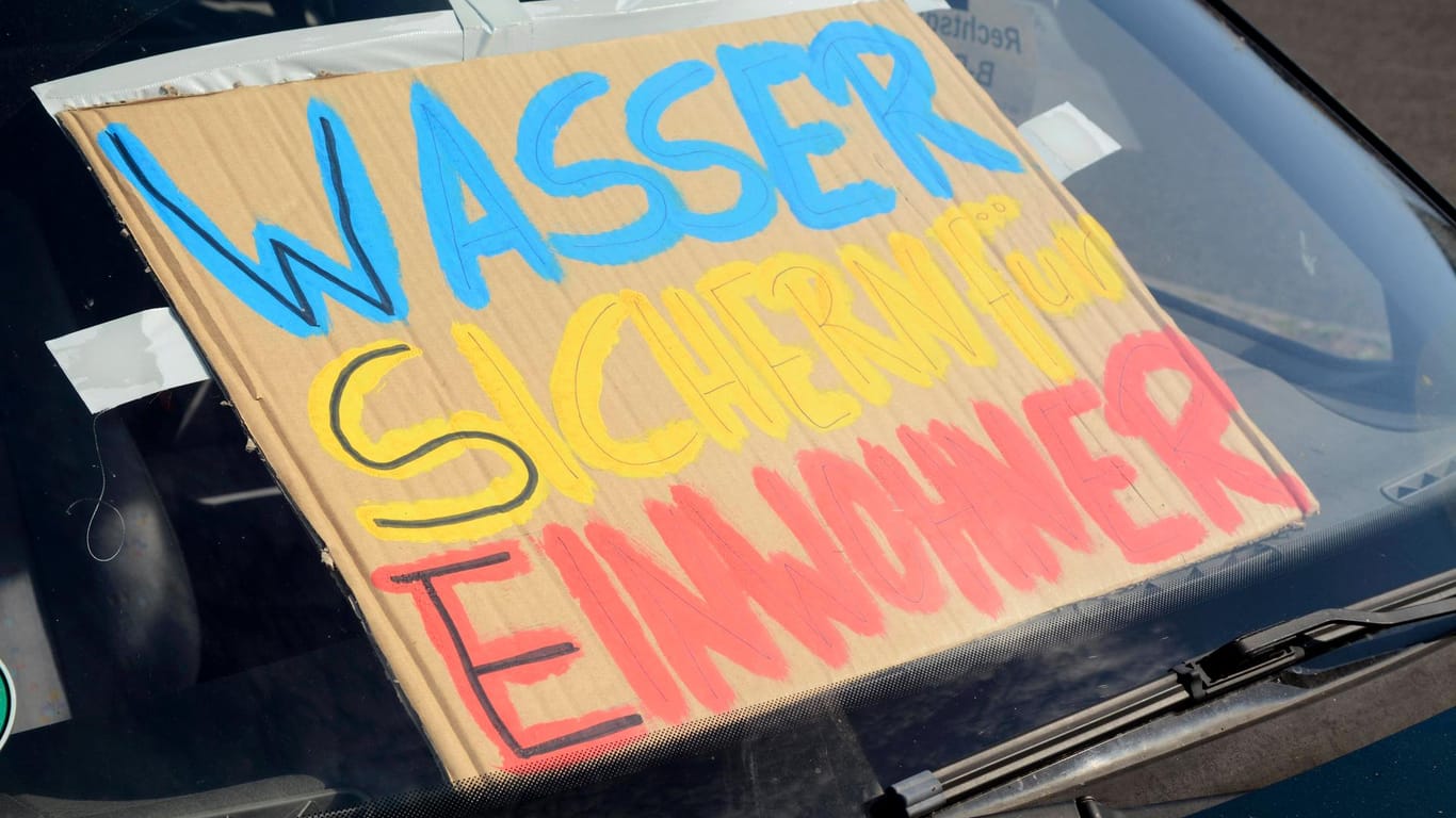 Protestplakat gegen Tesla: Die Wasser-Frage beschäftigte auch die Gerichte.