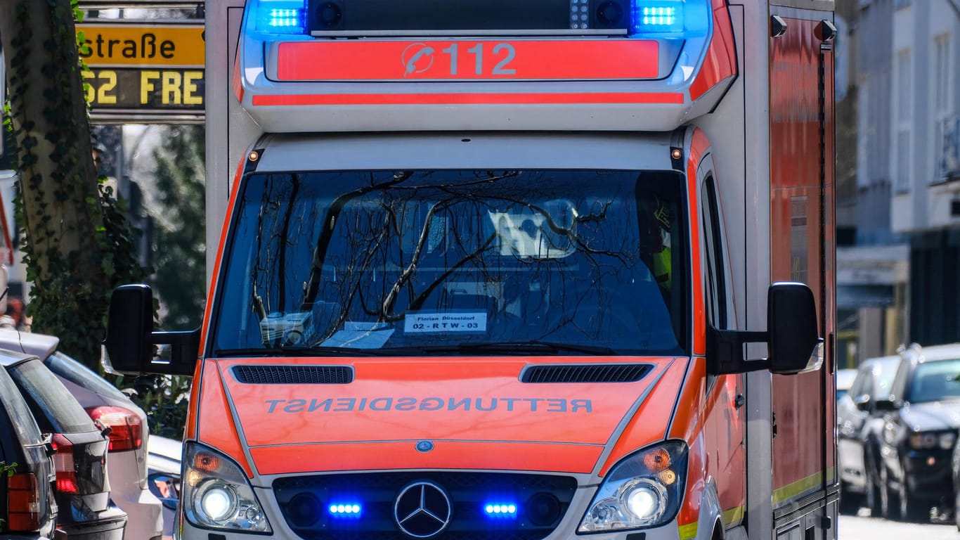 Rettungswagen (Symbolbild). Ein 80-Jähriger wurde bei Brand in einem Pflegeheim in Bremen ins Krankhaus gebracht.