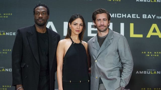 Die Schauspieler Yahya Abdul-Mateen II (l-r), Eiza González und Jake Gyllenhaal stellten ihren Kinofilm "Ambulance" in Berlin vor.