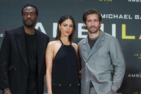 Die Schauspieler Yahya Abdul-Mateen II (l-r), Eiza González und Jake Gyllenhaal stellten ihren Kinofilm "Ambulance" in Berlin vor.