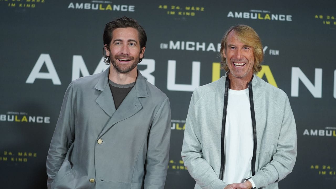 Schauspieler Jake Gyllenhaal (l) und Regisseur Michael Bay bei der Vorstellung von "Ambulance" in Berlin. Schauspieler Jake Gyllenhaal (l) und Regisseur Michael Bay bei der Vorstellung von "Ambulance" in Berlin.