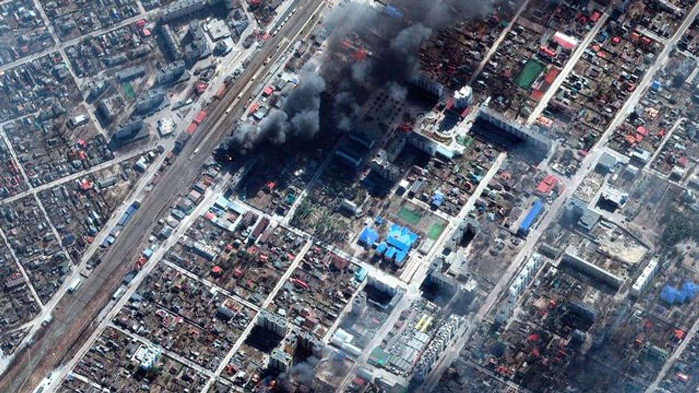 Ein Satellitenfoto zeigt brennende Gebäude in Irpin nahe Kiew.