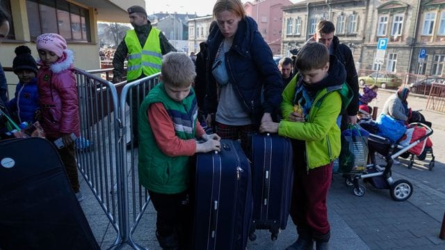 Ukrainische Flüchtlinge und ihre Kinder warten am Bahnhof im polnischen Przemysl.