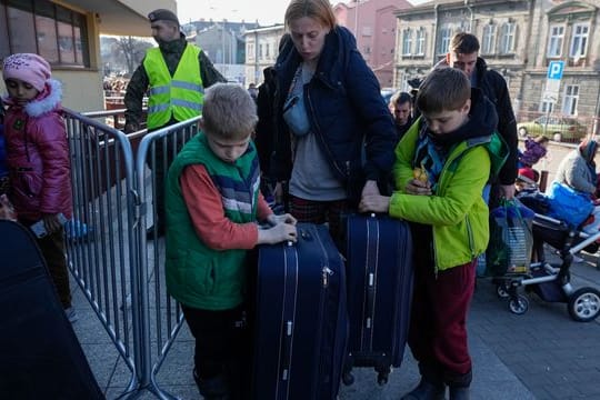 Ukrainische Flüchtlinge und ihre Kinder warten am Bahnhof im polnischen Przemysl.