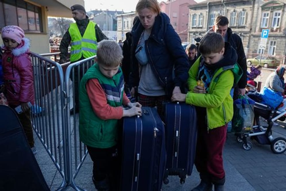 Ukrainische Flüchtlinge und ihre Kinder warten am Bahnhof im polnischen Przemysl.