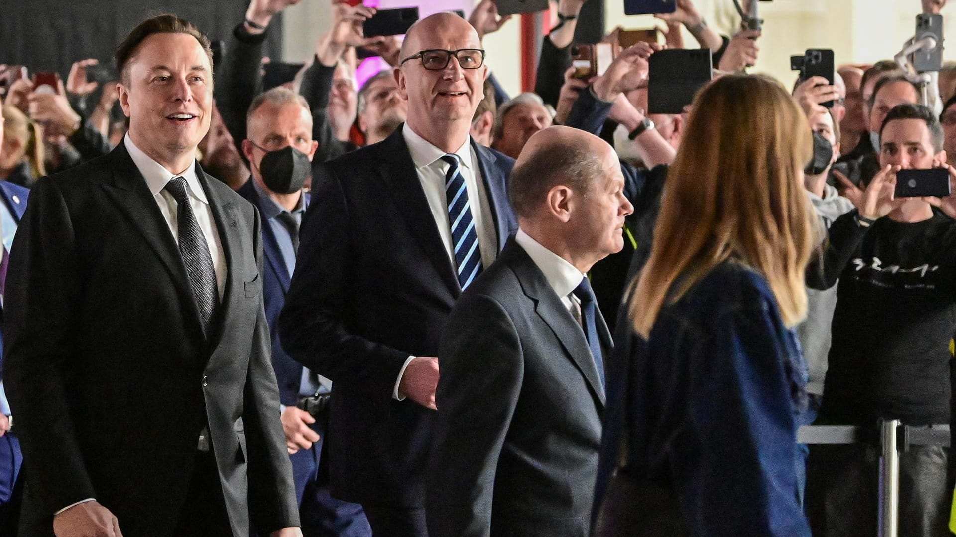 Strahlen vor Glück: Tesla-Chef Elon Musk (l.), Brandenburgs Ministerpräsident Dietmar Woidke und Kanzler Olaf Scholz