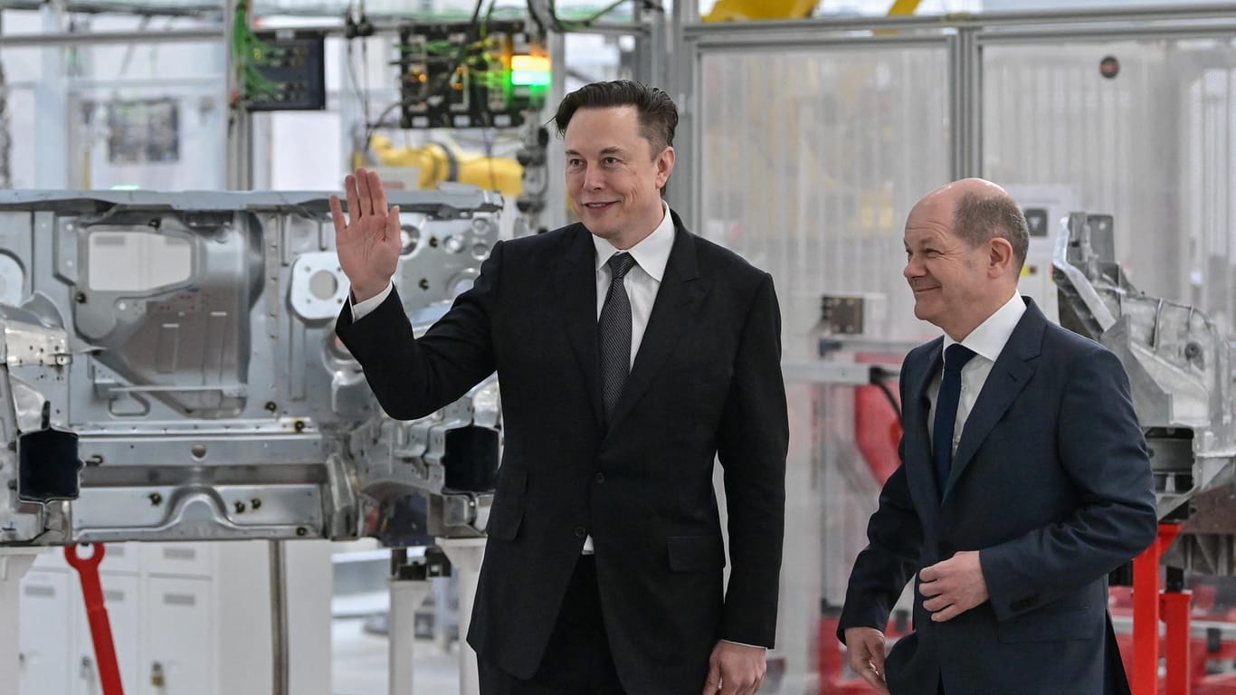Fototermin in der Tesla-Fabrik: Elon Musk und Olaf Scholz.