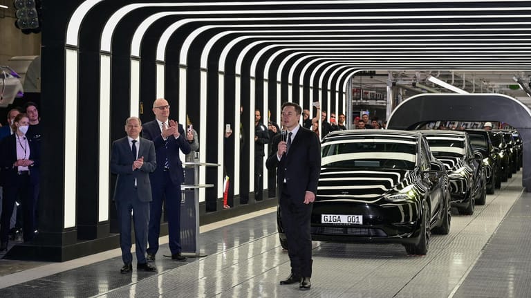 Die ersten Autos rollen vom Band: Tesla-Boss Elon Musk ist selbst zur Eröffnung der Fabrik nach Deutschland gereist.