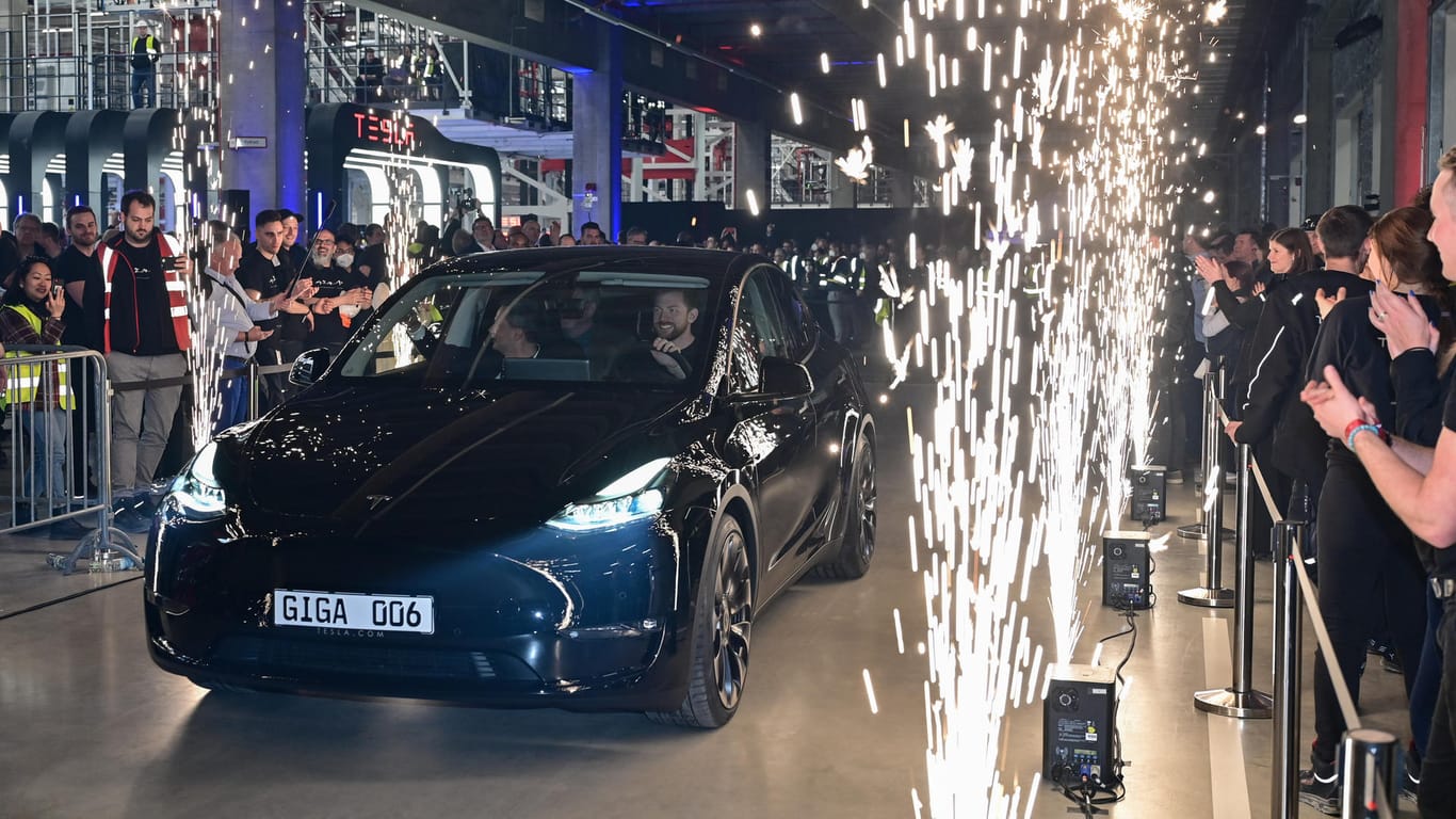 Feuerwerk für 30 Autos: Die ersten Käufer fahren unter Applaus aus der Werkshalle.