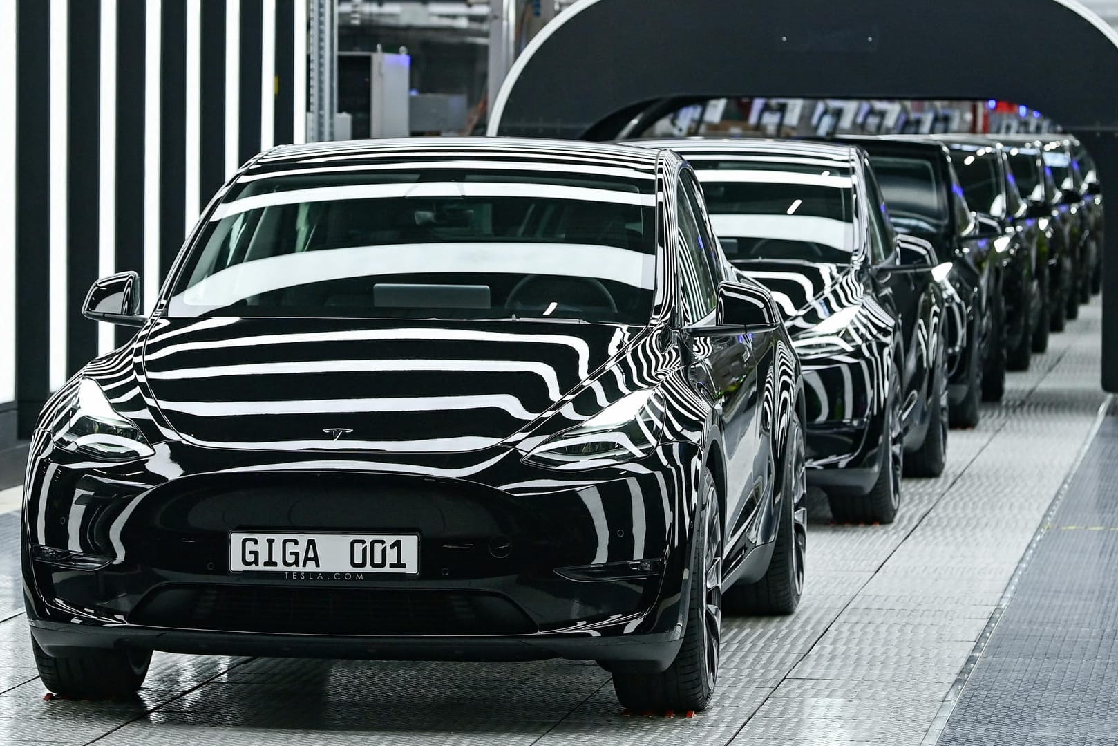 Teslas ante portas: Die ersten Wagen kurz vor der Auslieferung an die Kunden.