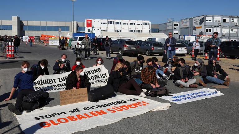 Proteste gegen die Fabrik: Vor den Werkstoren versammelten sich Demonstranten.