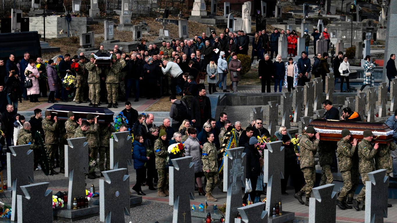 Beerdigung von vier gefallenen ukrainischen Soldaten in Lwiw: Wie der Kreml mit getöteten russischen Soldaten umgeht, ist unklar.
