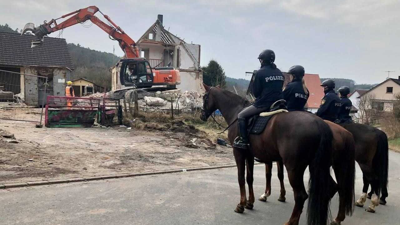 Unter Polizeibeobachtung: Der Abriss des Hauses von Winkler in Altschauerberg wurde von berittenen Polizisten begleitet.