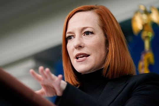 Jen Psaki spricht während eines Pressebriefings im Weißen Haus.