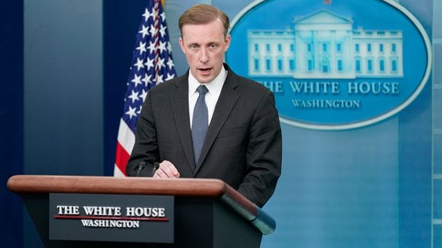 Jake Sullivan spricht während eines Pressebriefings im Weißen Haus.