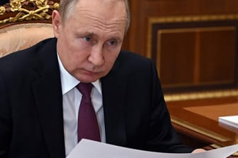 Wladimir Putin bei einer Unterredung mit dem Gouverneur des Autonomen Kreis der Jamal-Nenzen. Die Provinz im unwirtlichen Norden Russlands verfügt über gewaltige Erdöl- und Gasvorkommen.