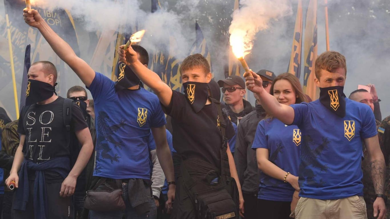 "Asow"-Mitglieder protestieren 2016 gegen Wahlen im Donbass.