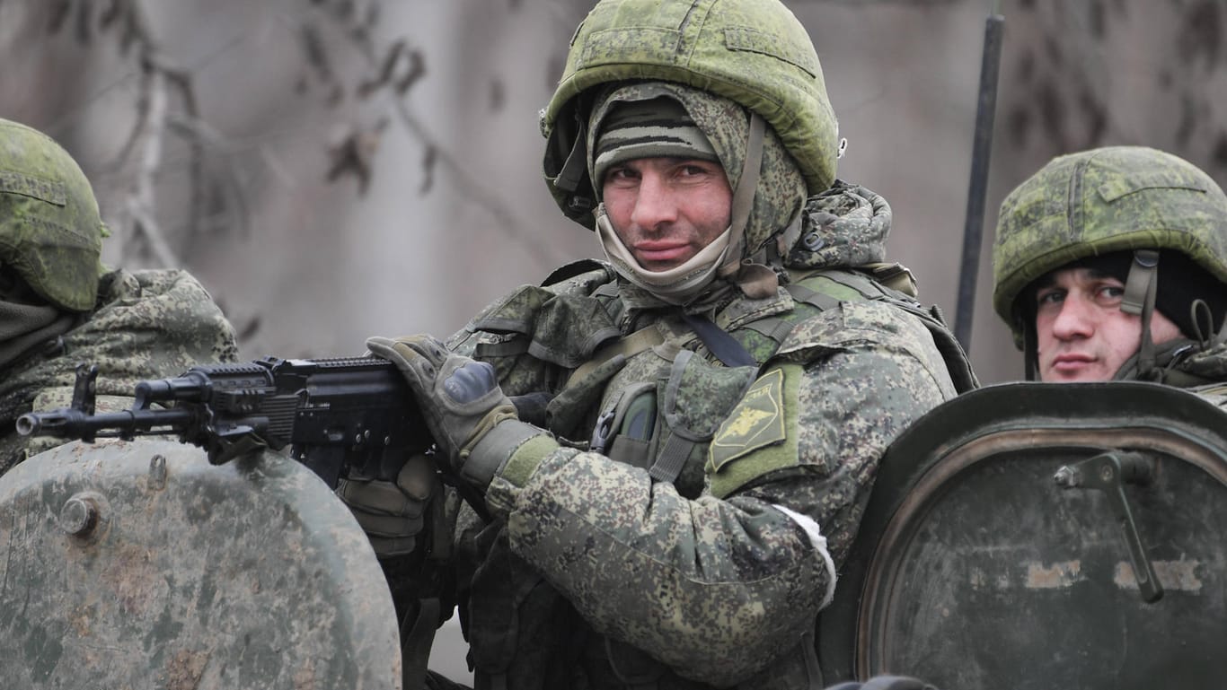 Russische Soldaten in der Nähe von Armyansk auf der nördlichen Krim. Wladimir Putins Armee soll laut Experten bereits Personalprobleme.