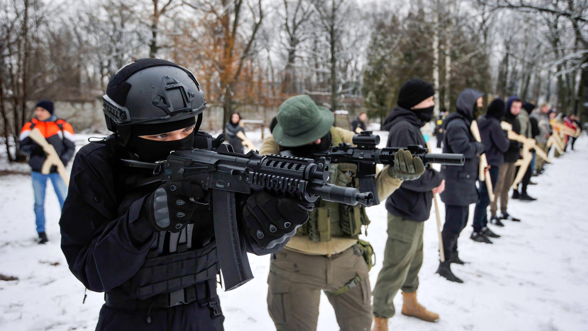 Kurz vor dem russischen Angriffskrieg: Ukrainer bei einem Militärtraining des "Asow-Bataillons" in Kiew.