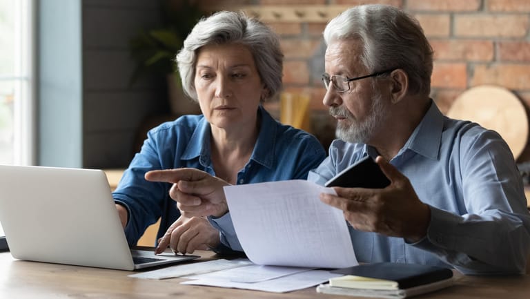 Rentner-Ehepaar vor dem Computer (Symbolbild): Die Renten steigen im Juli kräftig.