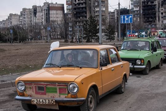 Eine Schlange von Autos bildet sich auf der Straße um die Stadt zu verlassen.