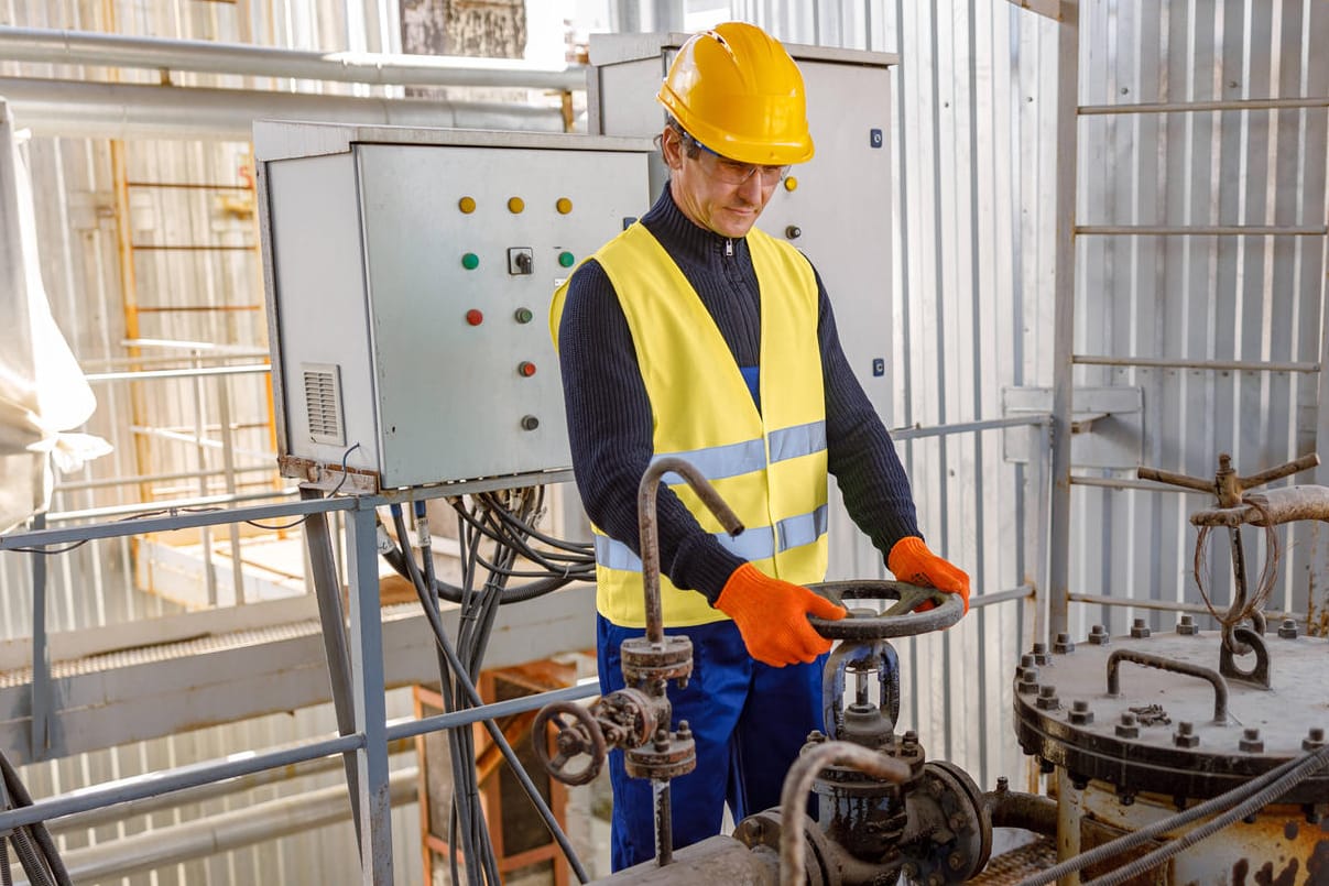 Arbeiter in einer Öl-Industrieanlage (Symbolbild): Das Ifo-Institut senkt seine Wirtschaftsprognose deutlich. Arbeiter in einer Öl-Industrieanlage (Symbolbild): Das Ifo-Institut senkt seine Wirtschaftsprognose deutlich.