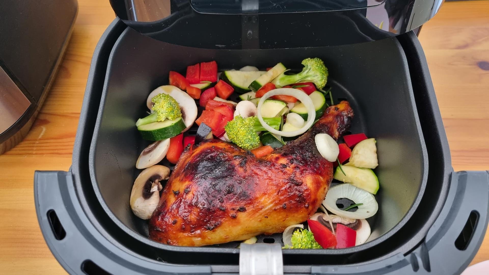 Bei der Philips-Heißluftfritteuse können Sie jederzeit während des Vorgangs die Schubladen öffnen und zum Beispiel Gemüse zum Fleisch geben. Das spart Zeit!