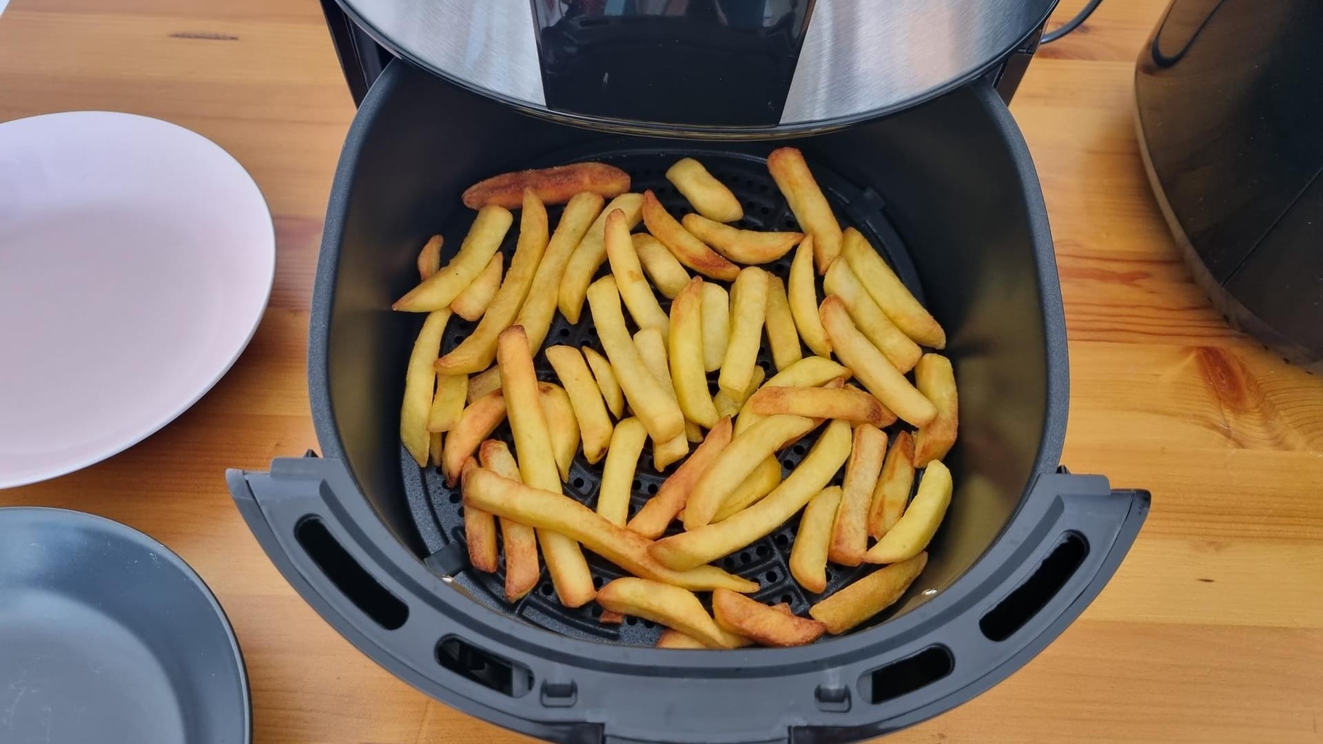 Die Pommes aus der Heißluftfritteuse von Tefal wurden im Vergleich zu den Pommes aus den anderen Geräten ungleichmäßig gegart.