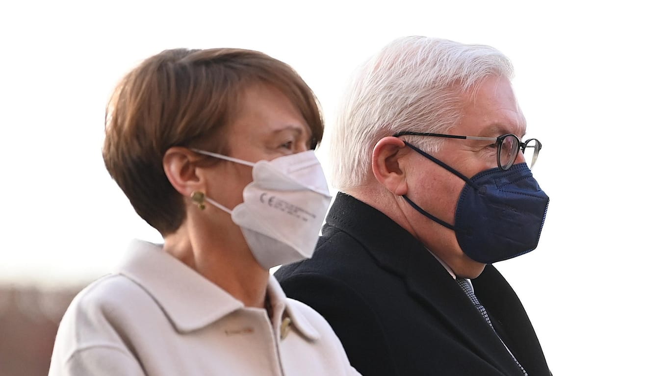 Auch Bundespräsident Frank-Walter Steinmeier und seine Frau Elke Büdenbender haben sich mit dem Coronavirus infiziert.