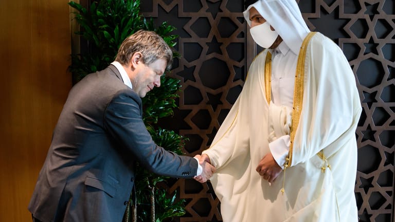 Minister Habeck erweist Scheich Mohammed bin Hamad bin Kasim al-Abdullah Al Thani in Katar die Ehre.