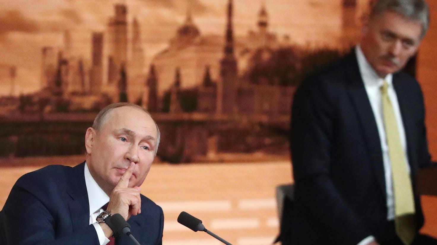 Wladimir Putin und Dmitry Peskow bei einer Pressekonferenz (Archivbild): Der Kremlinsprecher verteidigte in einem CNN-Interview die russische Invasion der Ukraine.