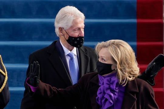 Positiver Corona-Test und Symptome einer milden Erkältung: Hillary Clinton (hier mit Ehemann Bill im Januar 2021).