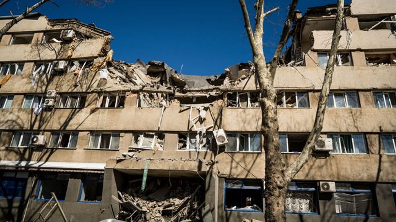 Die Fassade eines von einer russischen Rakete zerstörten Hotels in Mykolaiw, Ukraine.