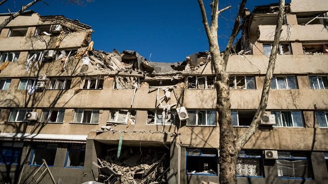 Die Fassade eines von einer russischen Rakete zerstörten Hotels in Mykolaiw, Ukraine.