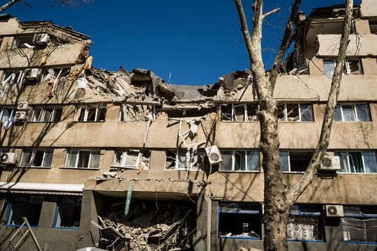 Die Fassade eines von einer russischen Rakete zerstörten Hotels in Mykolaiw, Ukraine.