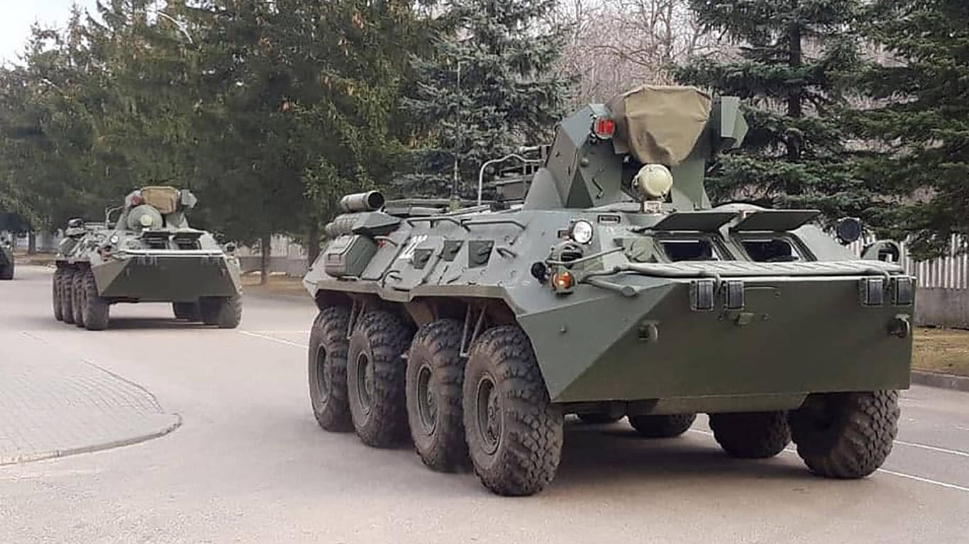 Belarussische Panzerfahrzeuge bei einer Truppenübung (Archivbild): Die Ukraine geht derzeit nicht einem aktiven Eingreifen in den Krieg aus.