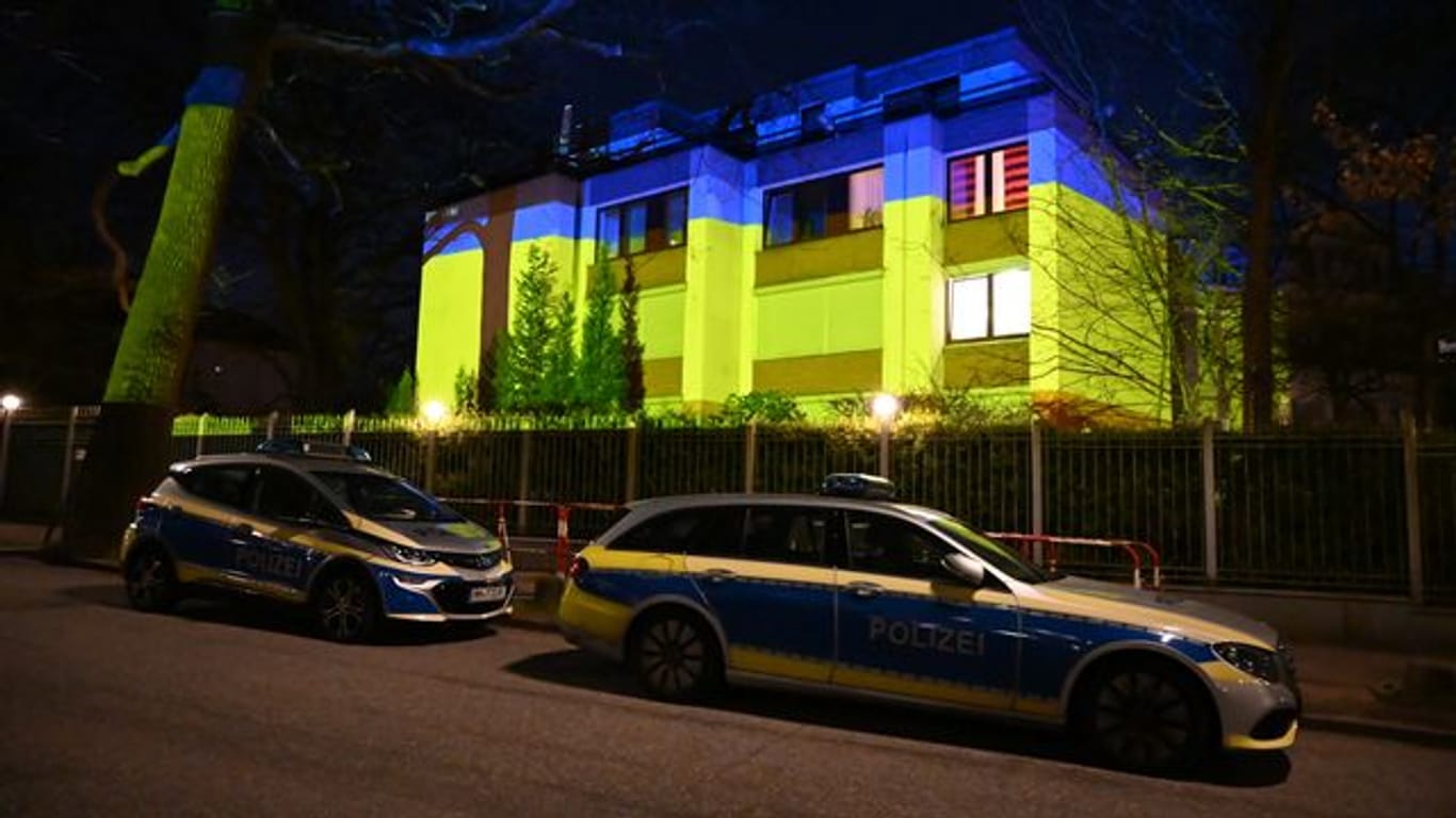 Das Generalkonsulat der Russischen Föderation in Hamburg ist angeleuchtet: Für zehn Minuten leuchtete die Fassade in blau-gelb.