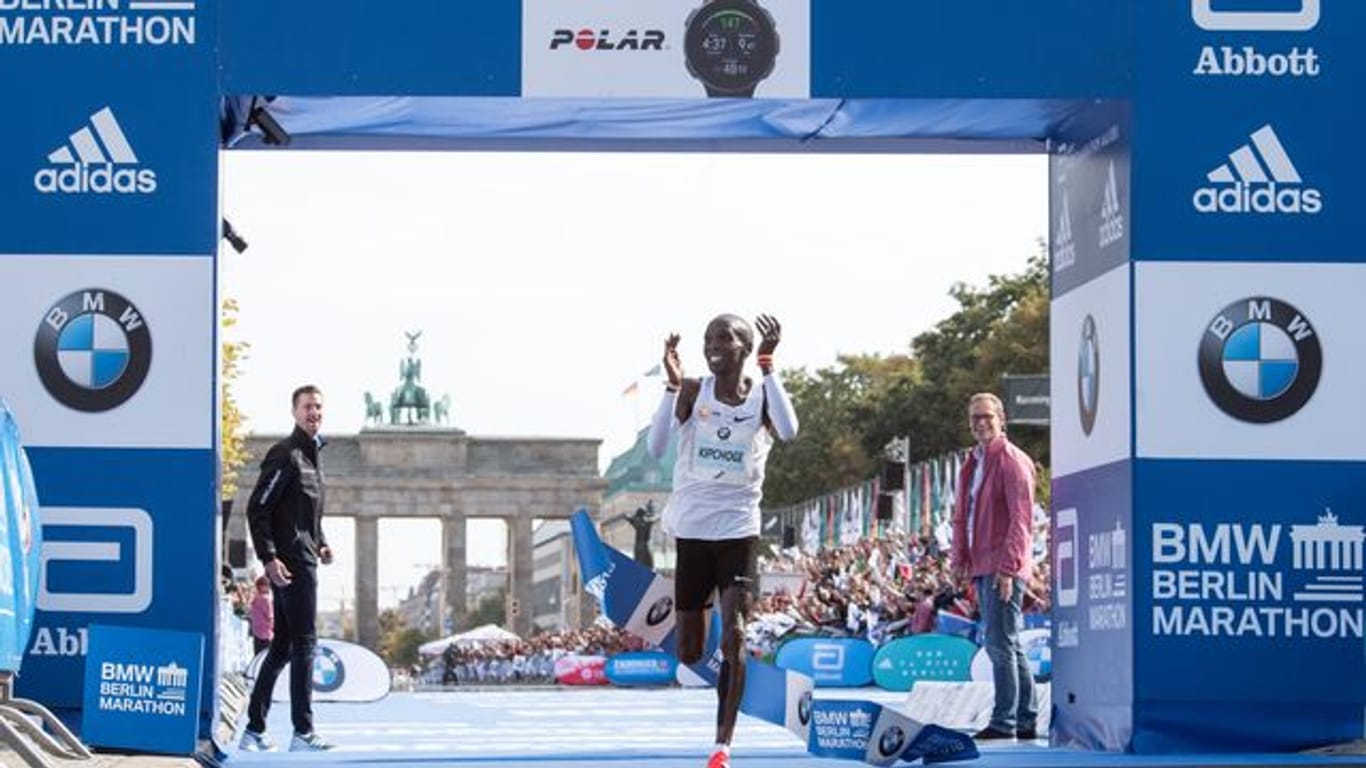 Eliud Kipchoge hatte 2018 in 2:01:39 Stunden den Marathon-Weltrekord in Berlin aufgestellt.