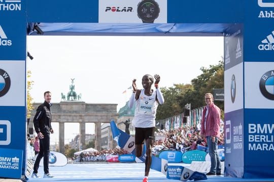 Eliud Kipchoge hatte 2018 in 2:01:39 Stunden den Marathon-Weltrekord in Berlin aufgestellt.