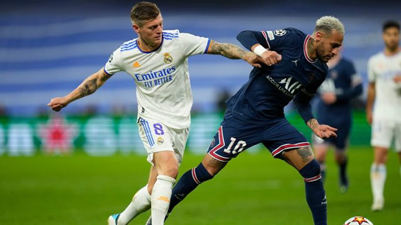 Toni Kroos (l) von Real Madrid im Achtelfinale der Champions League in Aktio gegen Neymar von Paris Saint-Germain.