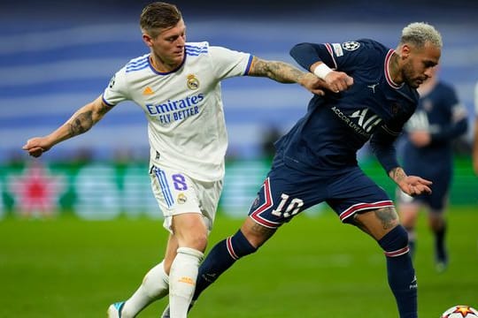 Toni Kroos (l) von Real Madrid im Achtelfinale der Champions League in Aktio gegen Neymar von Paris Saint-Germain.