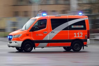 Notarztwagen im Rettungseinsatz (Symbolbild): Ein 17-Jähriger musste schwerverletzt ins Krankenhaus gebracht werden.