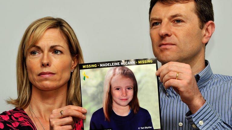 Gerry und Kate McCann mit einer Fotomontage ihrer Tochter Maddie: Sie verschwand 2007 in Portugal aus einer Hotelanlage.