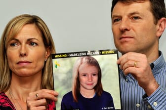 Gerry und Kate McCann mit einer Fotomontage ihrer Tochter Maddie: Sie verschwand 2007 in Portugal aus einer Hotelanlage.