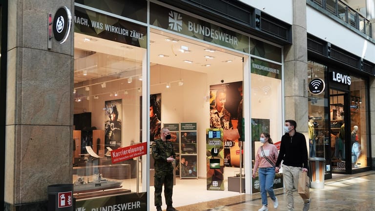 Pop-Up-Store in Oberhausen: Die Bundeswehr informiert im Einkaufszentrum Centro in Nordrhein-Westfalen über ihre Arbeit.