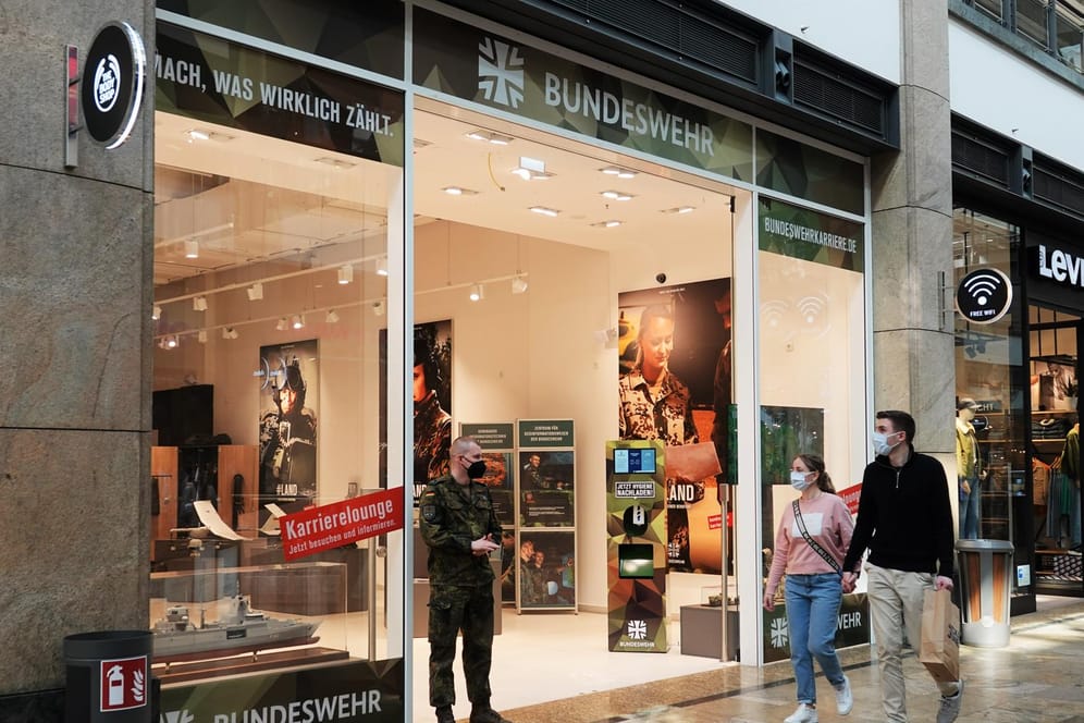 Pop-Up-Store in Oberhausen: Die Bundeswehr informiert im Einkaufszentrum Centro in Nordrhein-Westfalen über ihre Arbeit.