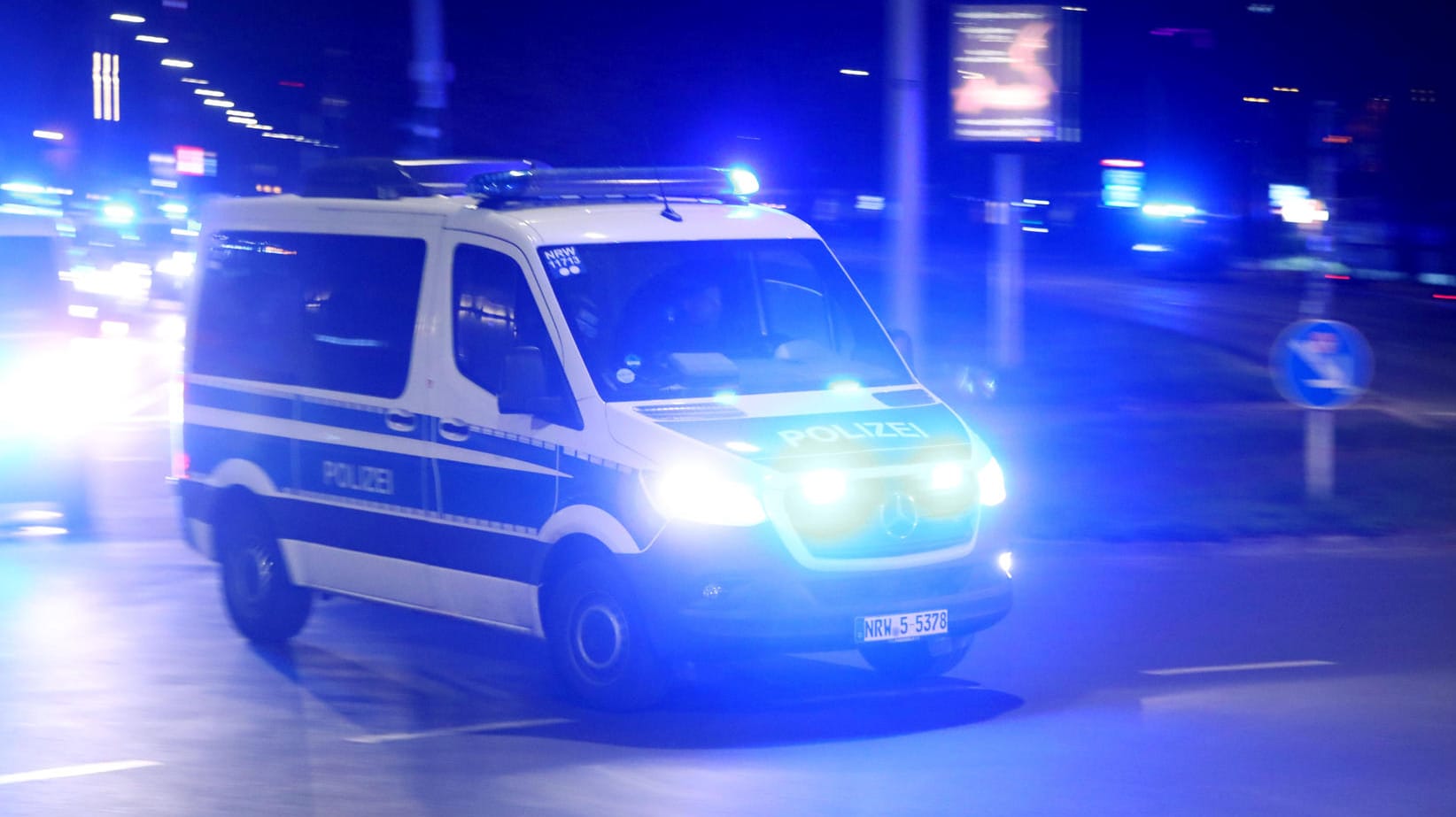 Ein Polizeiwagen im Einsatz (Symbolbild): Die Kriminalpolizei ermittelt. Ein Polizeiwagen im Einsatz (Symbolbild): Die Kriminalpolizei ermittelt.
